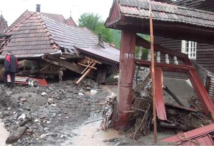 FOTO | Efectele inundațiilor în România: case distruse și drumuri blocate