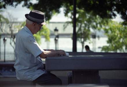 Studiu: Peste jumătate din pensionarii români se simt excluși social și financiar