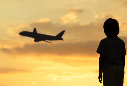 Copiii de acasă ai diasporei. 75.000 de copii au cel puțin un părinte plecat în străinătate
