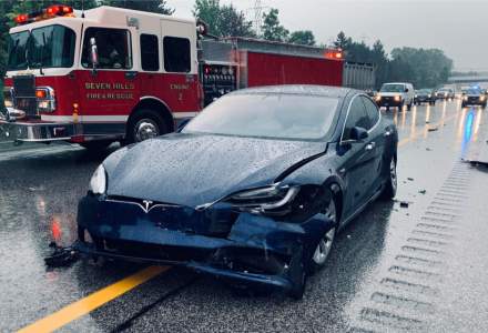 Mașinile autonome Tesla nu țin cont de salvări, pompieri sau mașinile de poliție