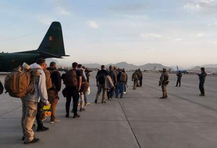 MAE: Românii captivi din Afganistan ajung azi în România