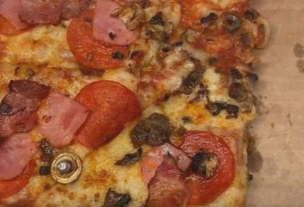VIDEO | O pizza cu de toate: o femeie a găsit piulițe și șuruburi în comanda de la Domino`s