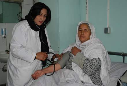 Talibanii dau înapoi: Au rechemat femeile din sistemul sanitar la lucru, după ce mai mulți specialiști au fugit