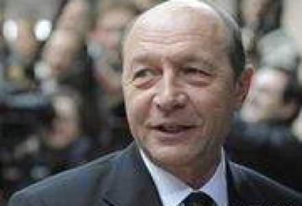 Basescu: Romania incepe sa iasa din criza economica