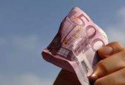 Euro castiga teren in fata dolarului