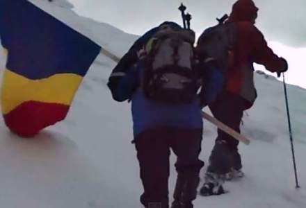 Ziua Nationala, deasupra Romaniei: trei voluntari au urcat 7 ore prin zapada pentru a arbora drapelul national in Parangul Mare [VIDEO]