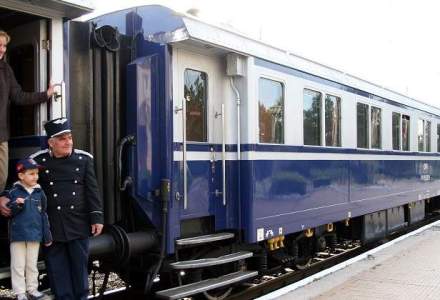 Trenul regal a ajuns la Buzau, unde a fost intampinat de aproximativ o mie de persoane