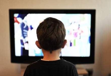 Romanii, lipiti de ecran: petrec 6 ore/ zi la TV si vad aproape 17.000 de reclame