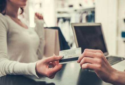 Studiu: Mulți consumatori evită magazinele unde nu pot plăti contactless cu cardul