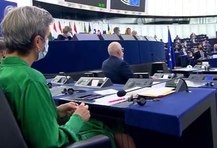 Un comisar UE tricota în timpul discursului Ursulei von der Leyen. „Viitorul UE se țese chiar în aceste momente”