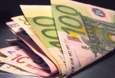 Euro, la cel mai scazut nivel din ultimii noua ani fata de dolar
