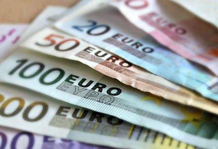Euro a coborat joi sub pragul de 1,18 dolari pe unitate, pentru prima oara din decembrie 2005
