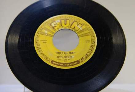 Primul disc inregistrat de Elvis Presley, vandut la licitatie pentru 300.000 de dolari