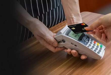Mastercard furnizează o soluție IT ce permite plata contactless pentru curierii DPD