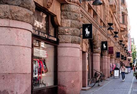 Clienții Ralph Lauren vor putea vopsi hainele polo chiar în magazinele brandului