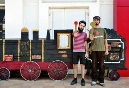 Doi artisti au transformat garajul unei case intr-un atelier de creatie in care fac fotografie pe lemn