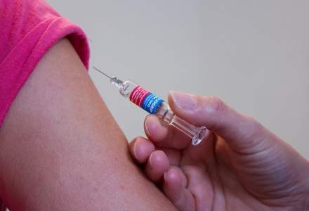 Tot mai puțini români se vaccinează cu prima doză