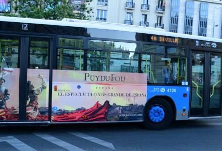 Regii Spaniei au mers cu autobuzul prin Madrid şi au vorbit cu călătorii