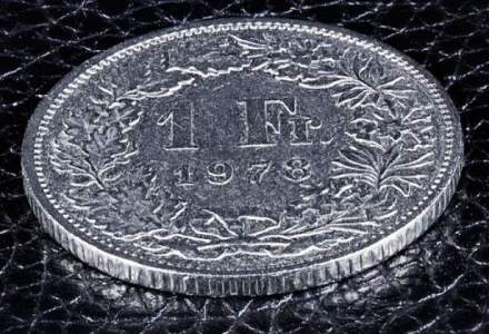 Francul elvetian si dolarul au scazut luni, dupa recordurile inregistrate saptamana trecuta