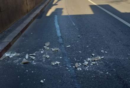 Circulație îngreunată în București: au început să cadă panourile de granit din Pasajul Unirii