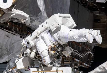 Revenirea pe Lună ar putea fi întârziată și de costumele astronauților - Musk s-a „oferit” să rezolve el problema