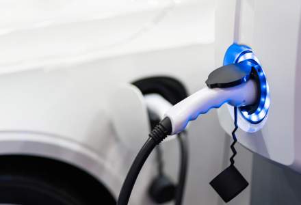 Ce producători auto vor renunța primii la mașinile diesel și pe benzină pentru electrificare