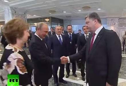 Imaginea zilei: Vladimir Putin si Petro Porosenko si-au strans mana la summitul de la Minsk (VIDEO)