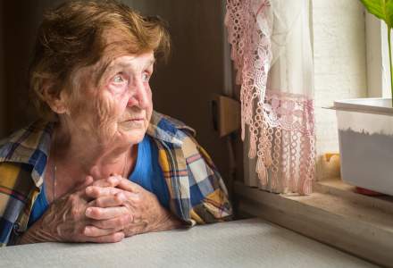Sondaj: Unul din trei bătrâni de la oraș trăiește singur și nu are cu cine să socializeze