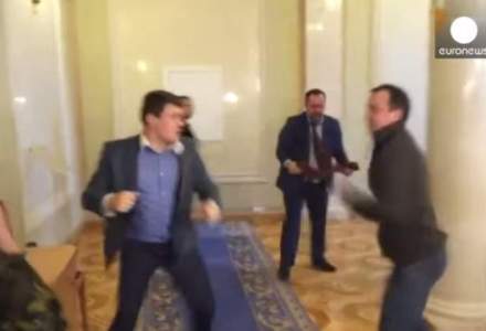 O bataie intre doi parlamentari din Ucraina conduce la indemnuri pentru adoptarea unui cod etic