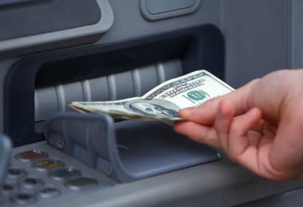 Un american a jefuit o bancă apoi a depus banii la cel mai apropiat bancomat