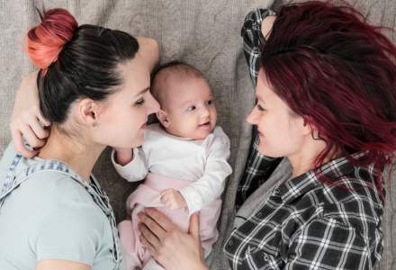 UE a decis: Părinții de același sex și copiii lor vor fi recunoscuți ca familie