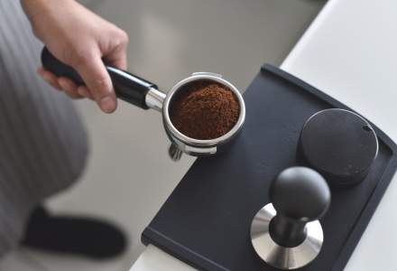 Beneficiile unui aparat de cafea la birou pentru satisfacția și productivitatea angajaților