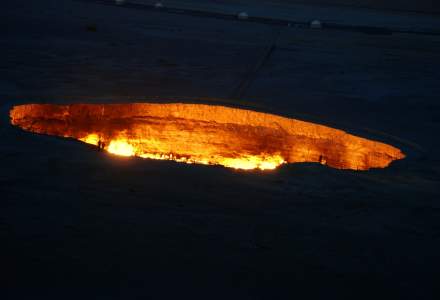De ce vrea Turkmenistanul să închidă „Porţile Iadului”, un crater de gaz care arde de peste jumătate de secol