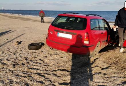 FOTO | Încă un șofer ”aventurier” a fost amendat pentru că a intrat cu mașina pe plajă