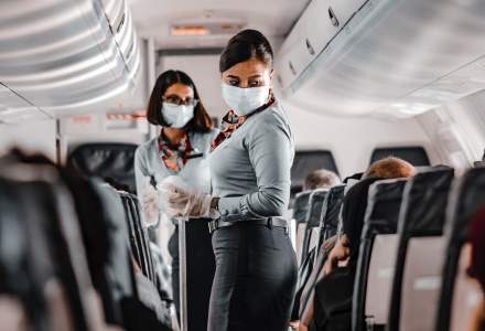 Unei femei i s-a cerut să coboare din avion din cauză că și-a dat masca jos să bea apă