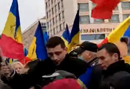 VIDEO | George Simion, stropit cu cerneală la o manifestație a AUR din Iași de ziua Micii Uniri