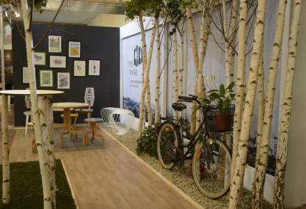 Standul The Park de la targul imobiliar Project Expo: copaci si biciclete pentru a promova apartamente langa parc