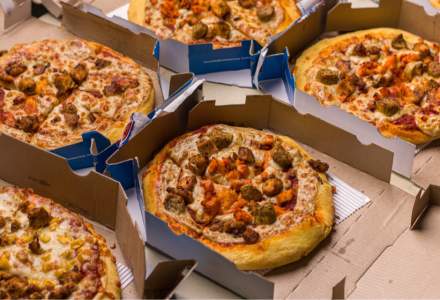 În Statele Unite, Domino's Pizza plătește 3 dolari fiecărui client pentru a ridica personal comanda