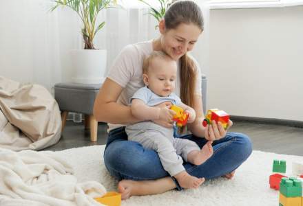 Consultanți: Mamele aflate în concediu pentru creșterea copilului pot obține venituri