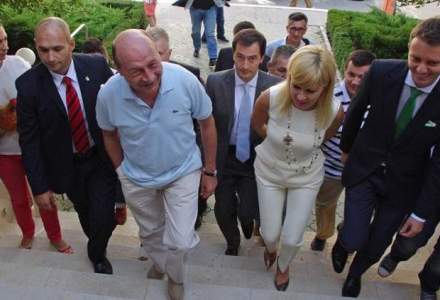 Traian Basescu a venit la PICCJ pentru a fi audiat in dosarul de santaj; la intrare a fost huiduit