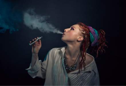 STUDIU: Țigările electronice nu sunt la fel de eficace pentru a te lăsa de fumat ca guma de mestecat și alți înlocuitori ai nicotinei