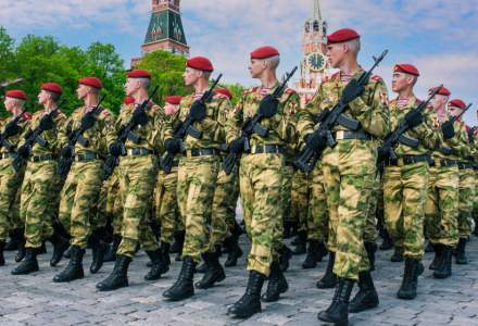 Soldații ruși din peninsula Crimeea se întorc în cazărmi
