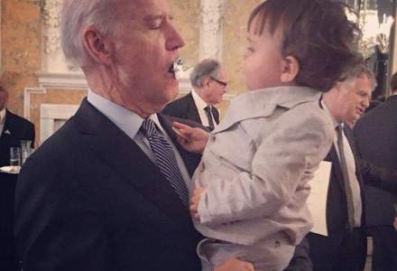 Joe Biden, surprins cu suzeta nepotului lui Michael Bloomberg in gura