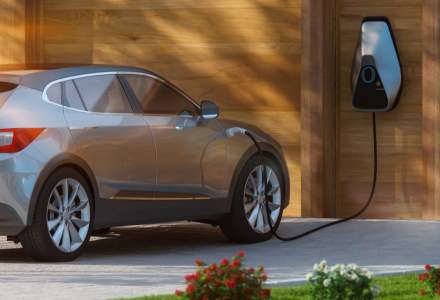 UniCredit lansează o soluție de leasing destinată celor care vor să cumpere mașini electrice și hibrid