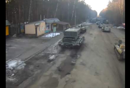 [VIDEO] Lansatoare mobile de rachete și tancuri rusești traversează granița Ucrainei