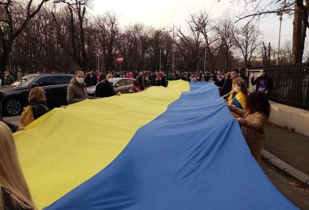 FOTO Sute de români s-au strâns în fața ambasadei Ucrainei și strigă "Putin asasin"