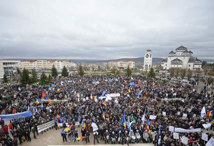 "Vrem autostrada!" Mii de angajati ai Dacia si rude ale acestora protesteaza la Mioveni