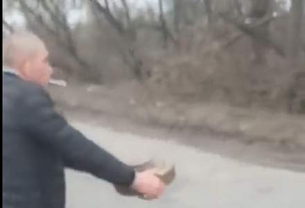 VIDEO Cum mută un ucrainean o mină antitanc? Cu țigara în gură