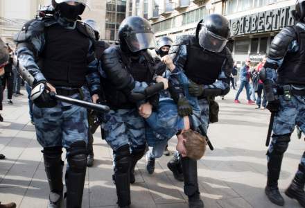Directorul CIA: Circa 14.000 de ruși au fost arestați în timpul protestelor împotriva invaziei în Ucraina