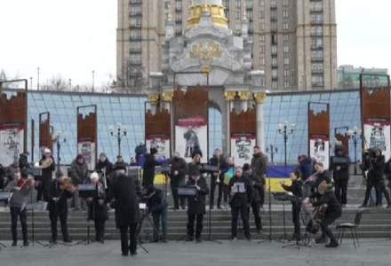 VIDEO: Ucrainenii sfidează rușii chiar în celebra piață Maidan din Kiev. O orchestra cântă imnul Ucrainei, în timp ce forțele ruse se apropie de Kiev
